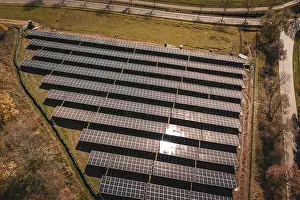Renewable Energy Solutions Drucke: Overview of solar modules in ordered formation with sunlight