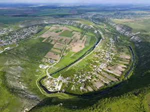 Drucke von Übersicht eines Dorfes in einem weiten, grünen Landschaft mit Feldern und einem Fluss, Luftaufnahme, Butuceni, Raut, Alt-Orhei, Orheiul Vechi, archäologischer Fundort, geschütztes Landschaftsgebiet Moldawien Drucke: Übersicht über ein Dorf in der Weite.