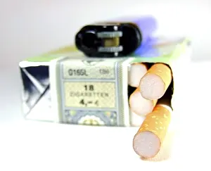 No Smoking Sign Drucke: Pack of cigarettes with lighter