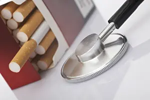 Smoking Health Risks Drucke: Pack of cigarettes and a stethoscope