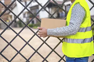 Package Delivery Man Drucke: Package delivery worker of an online store