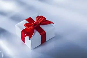 Christmas Gift Packaging Drucke: Packed red gift box on white background