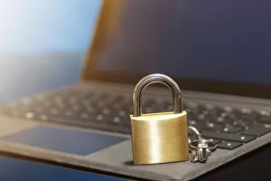 Data Protection Drucke: Padlock on a keyboard as a symbolic image for internet security