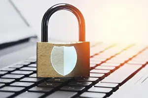 Data Protection Drucke: Padlock and laptop computer with Shield symbol