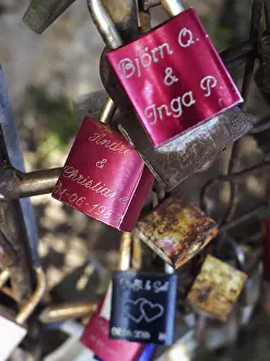 Bilder Datiert 11. Juni 2024: Love message padlock print