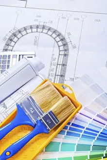 Construction Plan Drucke: Paint brushes and rolls of blueprints