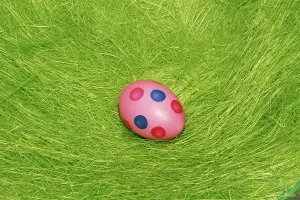 Coloured Easter Eggs Drucke: Painted Easter egg on the grass