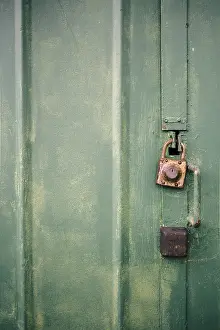 Close Up Shot Drucke: Detail of the painted metal surface with old padlocks