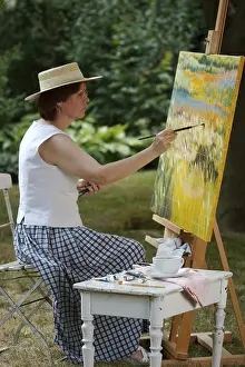 Artist At Work Drucke: Painter in front of her easel