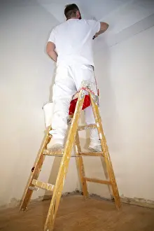 Old Building Restoration Drucke: Painter renovates an old flat