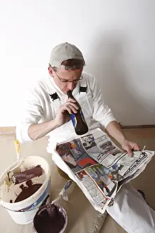 Man Reading Newspaper Drucke: Painter taking a break