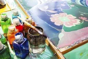 World Heritage Site Tourist Attraction Drucke: Paints, brushes and painted silky batik in the workshop