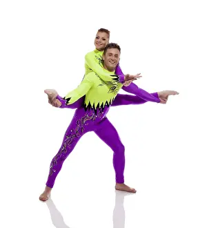 Young Couple Acrobatics Drucke: Pair of beautiful acrobats performing in studio