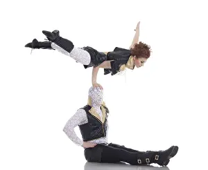 Acrobatic Couple Drucke: Pair of modern dancers posing in acrobatic pose