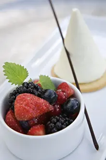 Sweet Desserts Drucke: Panacotta dessert with berries