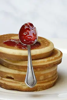 Raspberry Jam Pancake Drucke: Pancake with raspberry jam and spoon