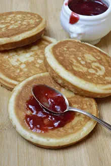 Empty Table Setting Food Drucke: Pancake with raspberry jam and spoon
