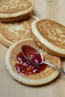 Raspberry Jam Pancake Drucke: Pancake with raspberry jam and spoon