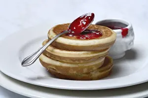 Raspberry Jam Pancake Drucke: Pancake with raspberry jam and spoon