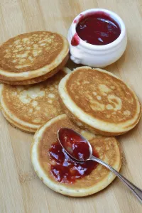 Raspberry Jam Pancake Drucke: Pancake with raspberry jam and spoon