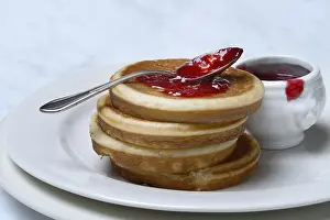 Raspberry Jam Pancake Drucke: Pancake with raspberry jam and spoon