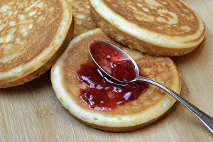 Dessert Food Drucke: Pancake with raspberry jam and spoon