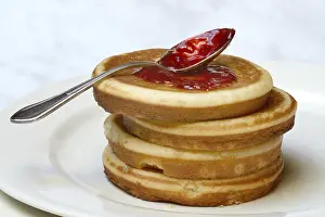Raspberry Jam Pancake Drucke: Pancake with raspberry jam and spoon