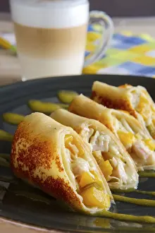 Thin Pancakes Drucke: Thin pancakes with chicken and pineapple