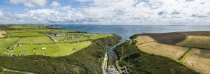 Wales Drucke: Panorama von Klippen und Feldern über Porthclais aus einer Drohne.