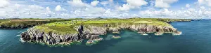 Drucke von Panorama von Klippen und Feldern über Porthclais aus einer Drohne, St Davids, Haverfordwest, Wales, England, Vereinigtes Königreich St. Davids Drucke: Panorama von Klippen und Feldern über Porthclais aus einer Drohne.