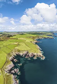 Wales Drucke: Panorama von Klippen und Feldern über Porthclais aus einer Drohne.