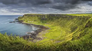 Northern Ireland Landscape Photography Drucke: Panorama of Giants Causeway with dramatic light and sky