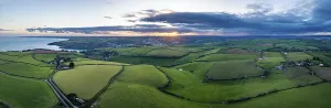 Drucke von Panorama bei Sonnenuntergang über Felder und Farmen über The DAYMARK, Kingswear, Devon, England, Vereinigtes Königreich Kingswear Drucke: Panorama bei Sonnenuntergang über Felder und Farmen über THE DAYMARK.