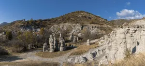 Nordmazedonien Drucke: Panoramablick auf die Felsfiguren der Steindolls in der Nähe von Kratovo in Nordmazedonien