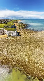 Drucke von Panorama der White Cliffs über Botany Bay und Kingsgate Bay von einem Drohnen, Broadstairs, Kent, England, Vereinigtes Königreich Dover Drucke: Panorama der White Cliffs über Botany Bay und Kingsgate Bay vom Drohnen aus.