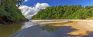 Tropical Rainforest Scenery Drucke: Panoramic image of Ribeira beach surrounded by rainforest