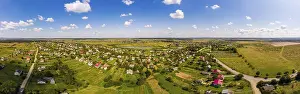 Drucke von Panoramischer Landschaftsausschnitt des Landes. Luftbild eines traditionellen Dorfes, Ukraine Luftaufnahme Drucke: Panoramischer Landschaftsausblick der Landwirtschaft