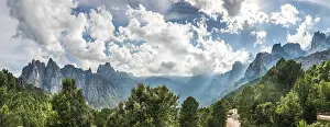 Corsica Mountain Range Drucke: Panoramic, road through a valley with cliffs in clouds