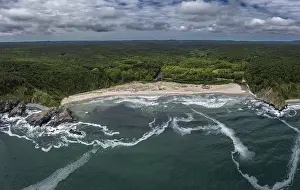 Bulgarien Drucke: Panoramablick auf eine Bucht mit brandenden Wellen und dichten Wäldern.