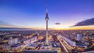 Panoramablick auf Zentrale Berlin während Sonnenuntergang.