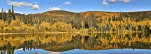 Deserted Water Body Drucke: Panoramic view of a clear lake with reflections in fall