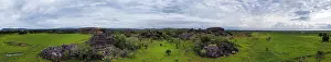 Northern Territory Scenic Views Drucke: Panoramic view of green landscape and dramatic rocks under a cloudy sky
