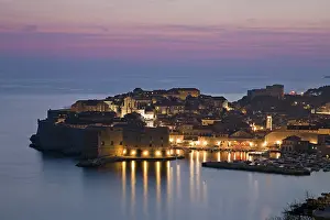 UNESCO World Heritage Site Dubrovnik Drucke: Panoramic view of the illuminated old town