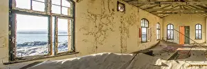 Deserted Construction Site Drucke: A panoramic view of the inside of an unused building
