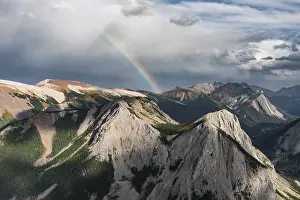 Panoramic Mountain Landscape Drucke: Panoramic view on mountain landscape with rainbow