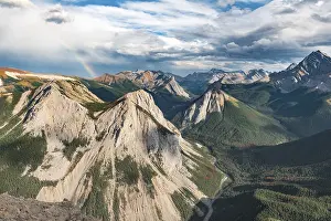 Panoramic Mountain Landscape Drucke: Panoramic view on mountain landscape with rainbow