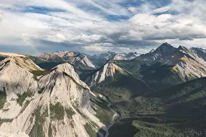 Panoramic Mountain Landscape Drucke: Panoramic view on mountain landscape with rainbow