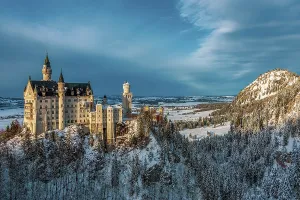 Drucke von Panoramablick auf Schloss Neuschwanstein im Winter, Deutschland Schloss Drucke: Panoramablick auf das Schloss Neuschwanstein im Winter.