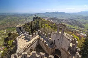San Marino Drucke: Panoramablick auf einen alten Turm von Montale mit der Burg Guaita im Vordergrund.