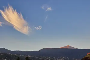 Teide National Park Landscape Drucke: Panoramic view of volcano under blue sky with unique cloud formations